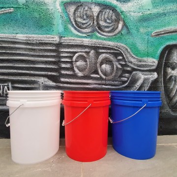 Seau Rouge avec anse en fer de 20L