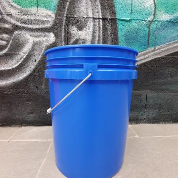 Seau Bleu avec anse en fer de 20L